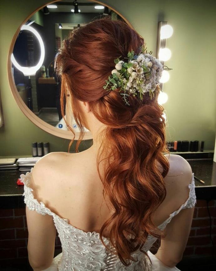 Kır düğünü için hangi saç modelini tercih etmek gerekir?