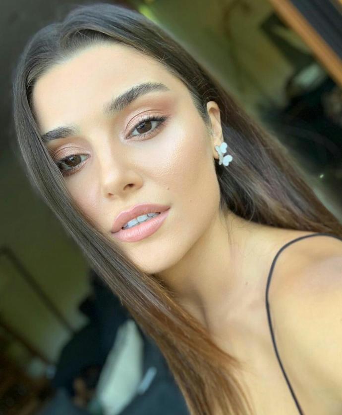 Hande Erçel vs Taylor Swift, Hangisi daha çekici ve güzel sence?