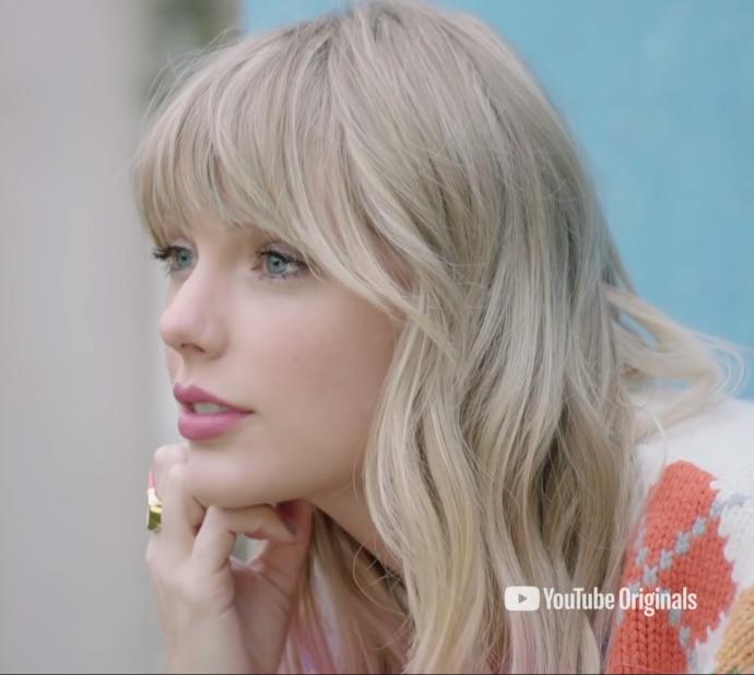 Hande Erçel vs Taylor Swift, Hangisi daha çekici ve güzel sence?