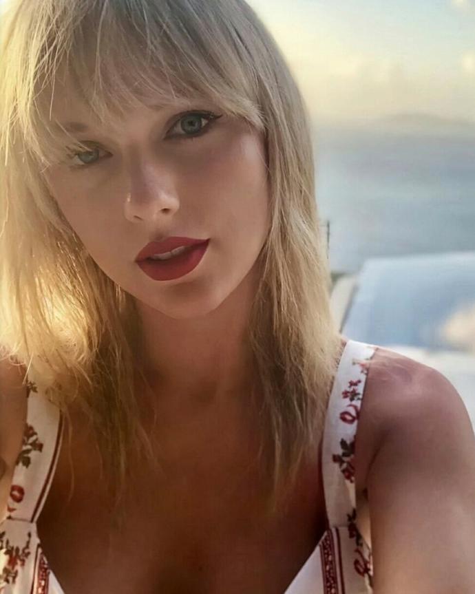 Hande Erçel vs Taylor Swift, Hangisi daha çekici ve güzel sence?