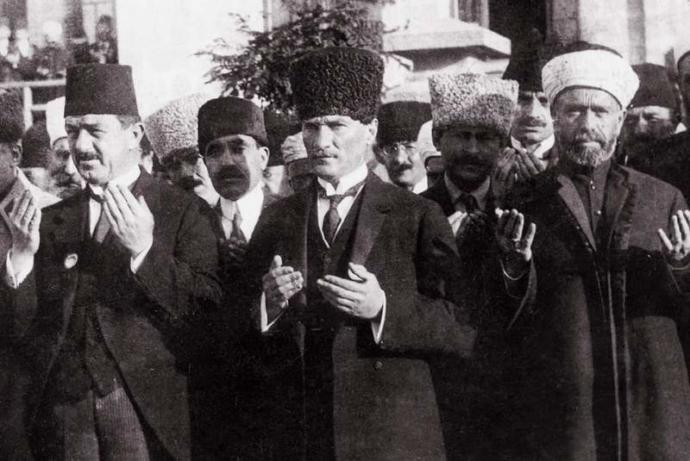 Ülkemizin kültürel değerlerine dönmesi için , yeni bir Fatih'e mi ihtiyacı var yeni bir Atatürk'e mi?