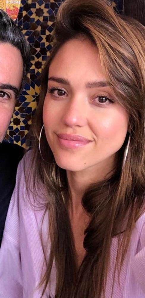 Sence bu kadın Jessica Alba'ya benziyor mu?