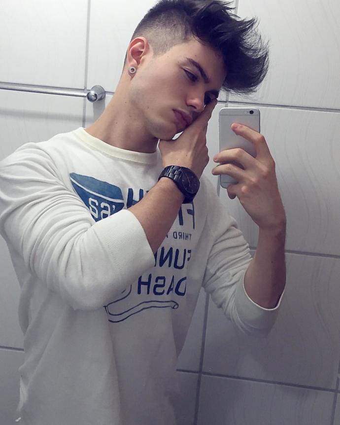 Sizce bu genç yakışıklı mı lütfen dürüst olun?