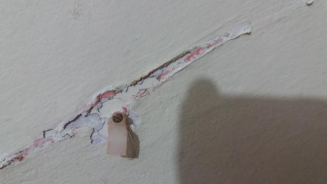 Arkadaşlar üçlü priz duvara sabitti ve bozuldu, bu boşlukları nasil kapatirim?