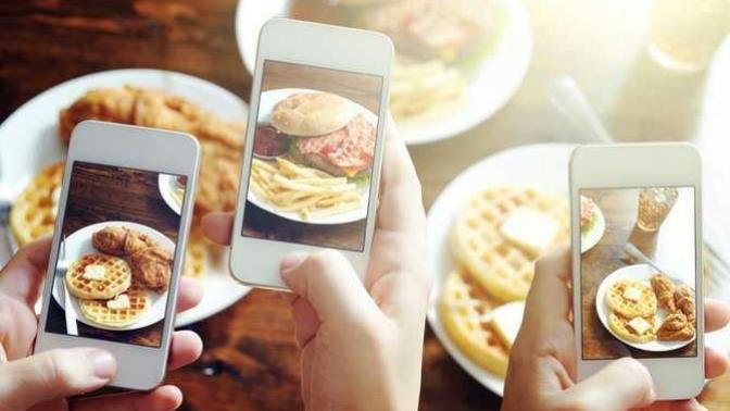 Instagram'a yediğini içtiğini atan mı yoksa her gittiği yeri paylaşan mı daha iticidir?