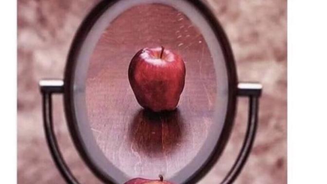 Size göre her şeyini sosyal medyada paylaşan insanlar mı daha garip? yoksa sosyal medyada kendini farklı gösterenler mi?