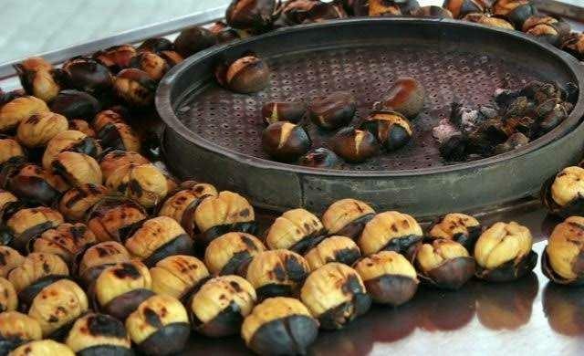Soğuk mevsimlerin sokak temsilcileri; Közde Kestane ve Közde Mısır! Senin favorin hangisi?