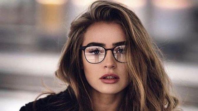 Gözlük mü, makyaj mı kadını daha çekici yapar?