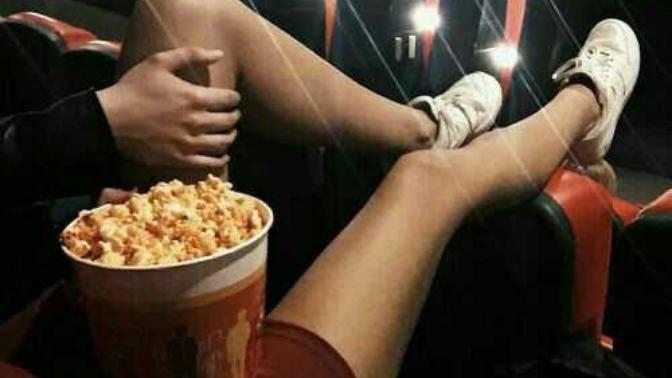 Beyler, Korku filmi izlerken yanınıza korkan bir kız kız mı istersiniz, yoksa korkmayan bir kız mı?