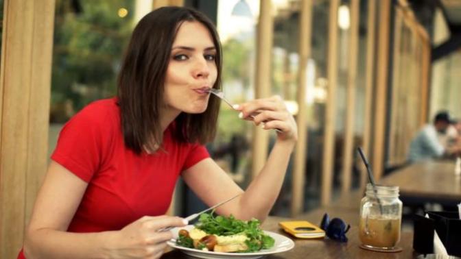 Tek başınıza yemek yiyebiliyor musunuz?
