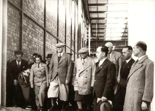 Mustafa Kemâl Atatürk ve Sabiha Gökçen.