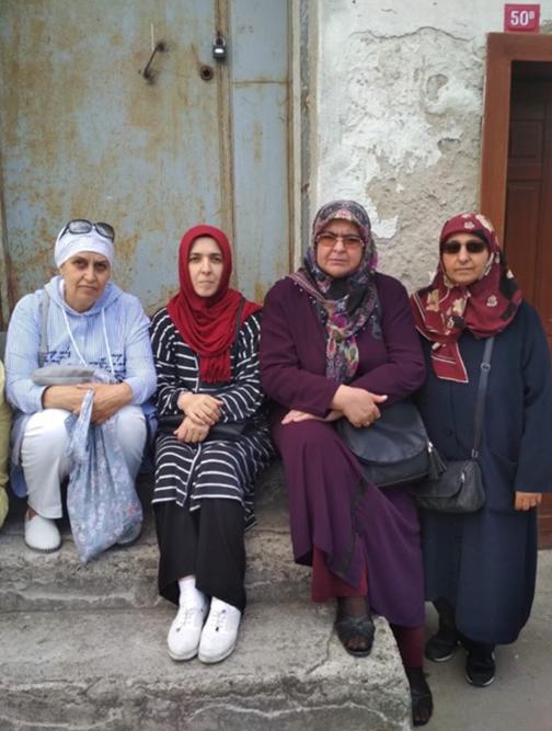 Sütlüce'de bulunan Ak Parti İl Bşk. lığı binası önünde toplanan aileler