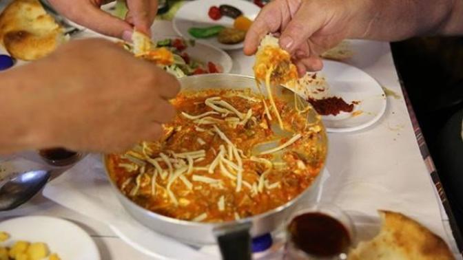 Ekmeği bandırmadan tadını alamam dediğin yemek hangisi? 🙄