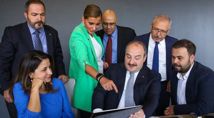 Bir masa önünde 5-6 kişi, önünde bir tablet. Hande Fırat sizce yerli otomobili gördü mü?