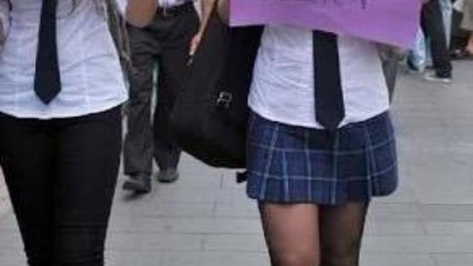 Kızlar lisede etek mi giyiyorsunuz pantolon mu? Hangisi daha iyi sizce?