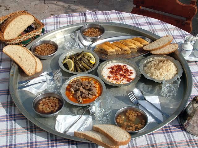 Yemek için yer sofrası mı yoksa yemek masası mı kullanıyorsunuz?