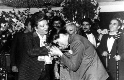Sizce , Bülent Ersoy mu daha güçlü bir Ses Zeki Müren mi?