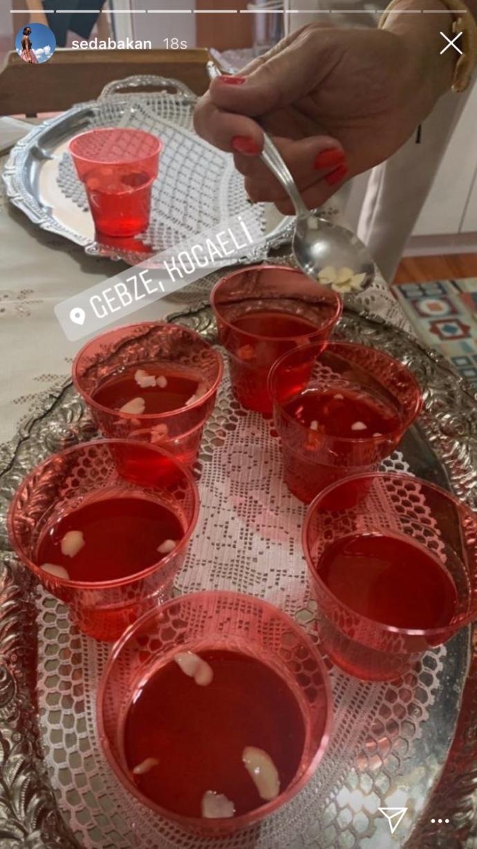 Oyuncu Seda Bakan 40 günü dolduran bebeğine baby shower yerine mevlüt okuttu. Sence sanat camiasında bunun devamı gelir mi?
