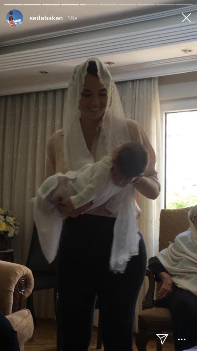 Oyuncu Seda Bakan 40 günü dolduran bebeğine baby shower yerine mevlüt okuttu. Sence sanat camiasında bunun devamı gelir mi?