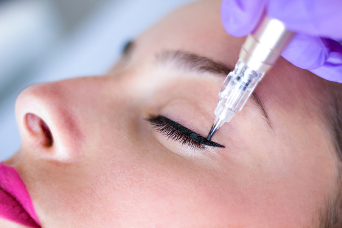 Kalıcı eyeliner sonrası şişlik neden olur?