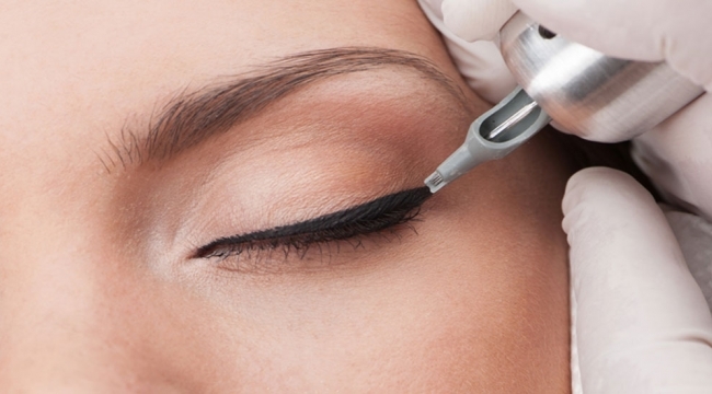Kalıcı eyeliner sonrası şişlik neden olur?