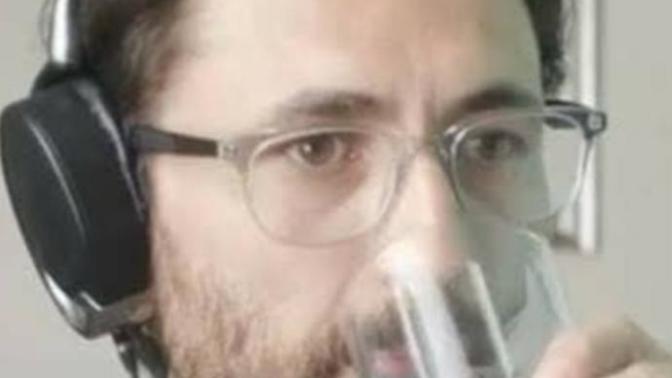 Neden herkes bu adamı profil resmi yapıyor?