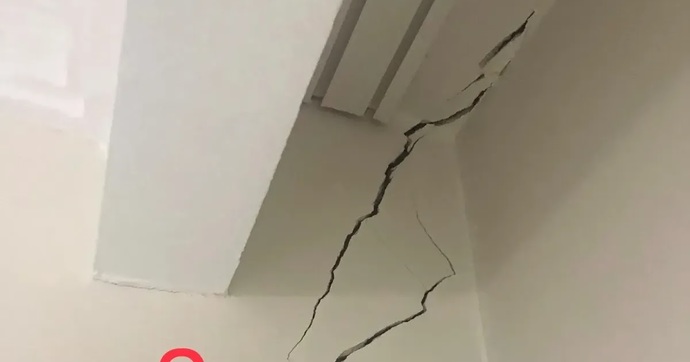 Deprem sonarsı evimde çatlaklar oluştu. Sizce evde kalmalı mıyım?