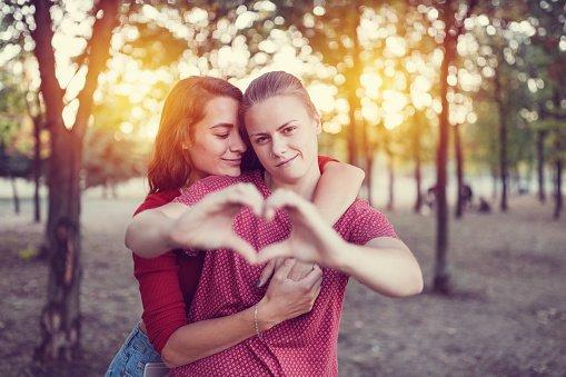 Erotizm dolu bir gecede lezbiyenlerin tukulu sevişmesini izleyen erkekler nasıl davranır?