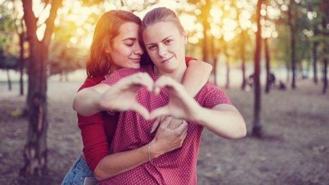 Erotizm dolu bir gecede lezbiyenlerin tukulu sevişmesini izleyen erkekler nasıl davranır?