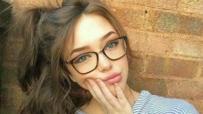 Gözlük takan kızlar daha bir çekici görünmüyor mu?