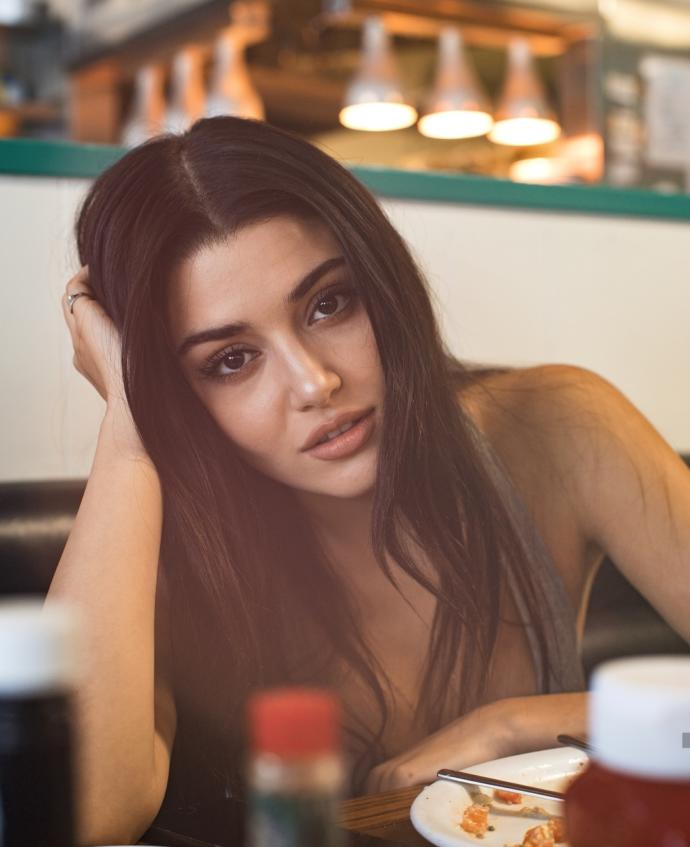 Hande Erçel mı Barbara Palvin mi?