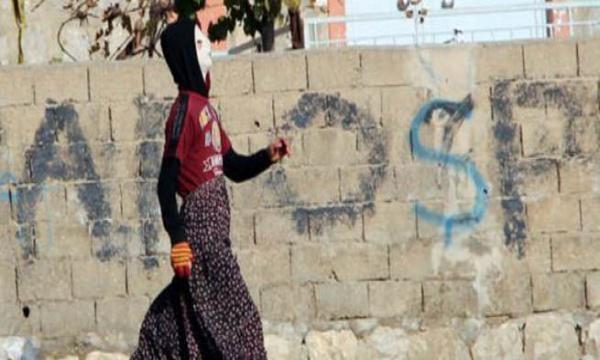 Ypg’li teröristler etek giydi! Amerika Ypg’ye silah yardımı yerine, etek yardımı yapsa daha mantıklı değil mi?