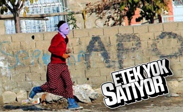 Ypg’li teröristler etek giydi! Amerika Ypg’ye silah yardımı yerine, etek yardımı yapsa daha mantıklı değil mi?