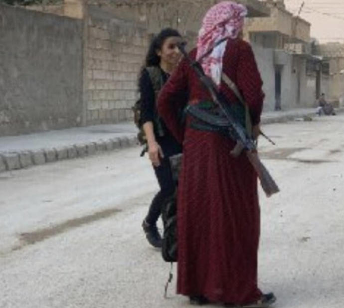 Ypg’li teröristler etek giydi! Amerika Ypg’ye silah yardımı yerine, etek yardımı yapsa daha mantıklı değil mi?