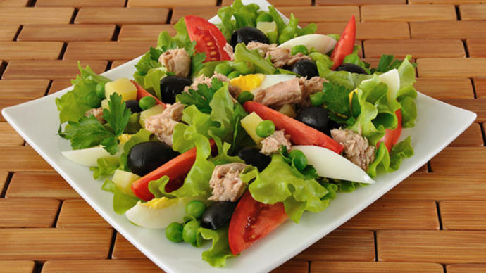 Sizce bir salataya lezzet katan limon mudur yoksa nar ekşisi mi?