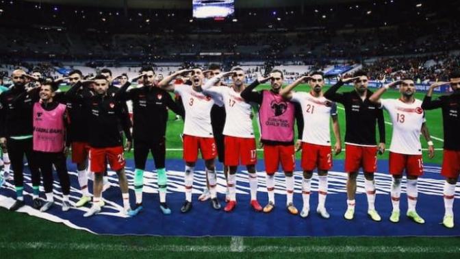 ‘Asker selamı’ nedeniyle Fransa, UEFA’dan Türkiye’ye ceza vermesini istedi! Siz bu düşünce hakkında ne düşünüyorsunuz? ‘Asker selamı’ nedeniyle Fransa, UEFA’dan Türkiye’ye ceza vermesini istedi! Siz bu düşünce hakkında ne düşünüyorsunuz?
