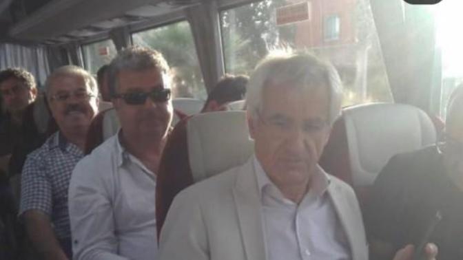 Hatay'da CHP'li Belediye Başkanı Asaf Güven, makam aracını bırakıp işe servis ile gidip gelmeye başladı. Ne düşünüyorsunuz? Hatay'da CHP'li Belediye Başkanı Asaf Güven, makam aracını bırakıp işe servis ile gidip gelmeye başladı. Ne düşünüyorsunuz?