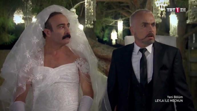 en yakın arkadaşa düğünde ne takılır?