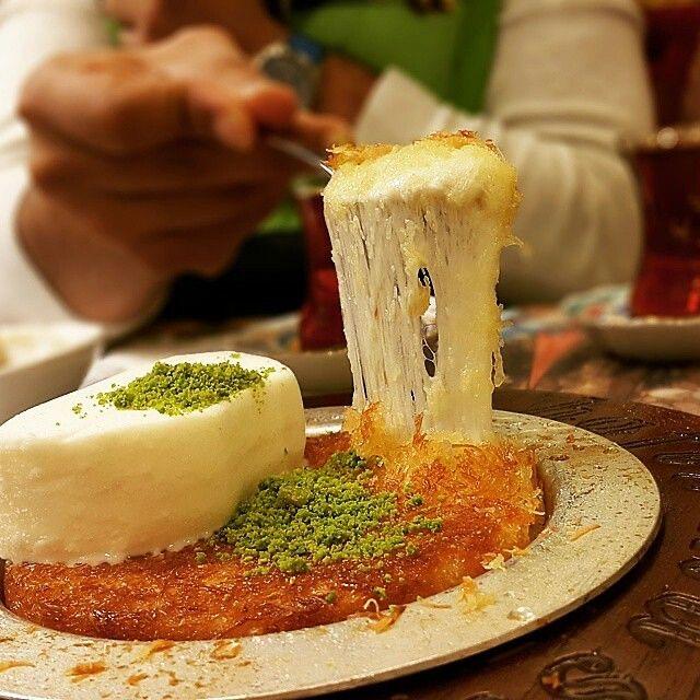 Künefenin yanına dondurma mı, yoksa kaymak mı daha çok yakışır?