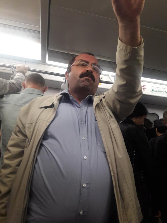Ayağıyla ayağını iten adamı teşhir etti. Kızlar neden her şeyi ifşa etme gereksinimi duyuyor?
