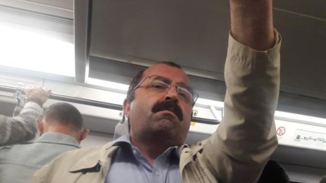 Ayağıyla ayağını iten adamı teşhir etti. Kızlar neden her şeyi ifşa etme gereksinimi duyuyor?