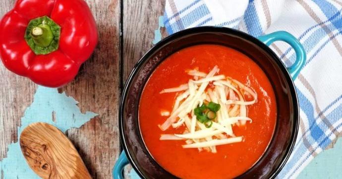 Domates çorbasının üstünde kaşar peyniri mı olsun kıtır ekmek mi olsun?