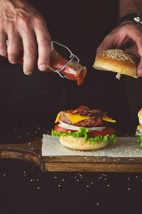 Sanırım dünyanın büyük çoğunluğu hamburger seviyor. Peki sizin için hamburgerin içinde mutlaka olması gereken malzemeler nelerdir?🍔
