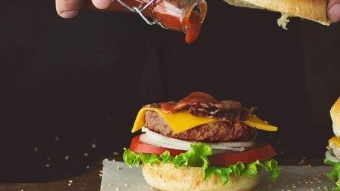 Hamburgerin içinde "olmazsa olmaz" dediğiniz malzemeler nelerdir?