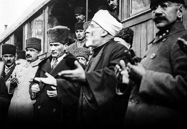 Yarın Cumhuriyeti ilan edeceğiz efendiler! Sizin 29 Ekim Cumhuriyet Bayramı mesajınız nedir?