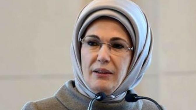 Emine Erdoğan'ın giyim ve eşarp bağlama şeklini nasıl buluyorsunuz?