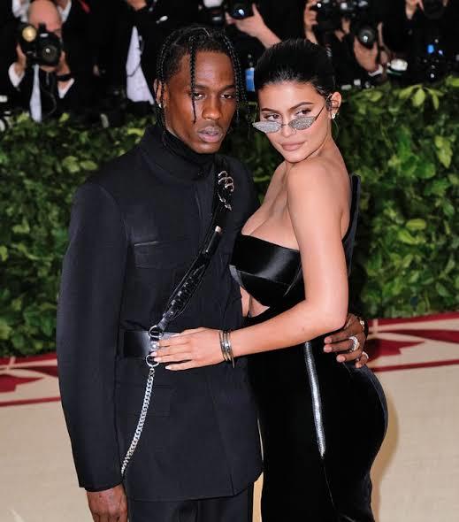 Kardashian ve Jenner kardeşler neden hep zencilerle takılıyor?