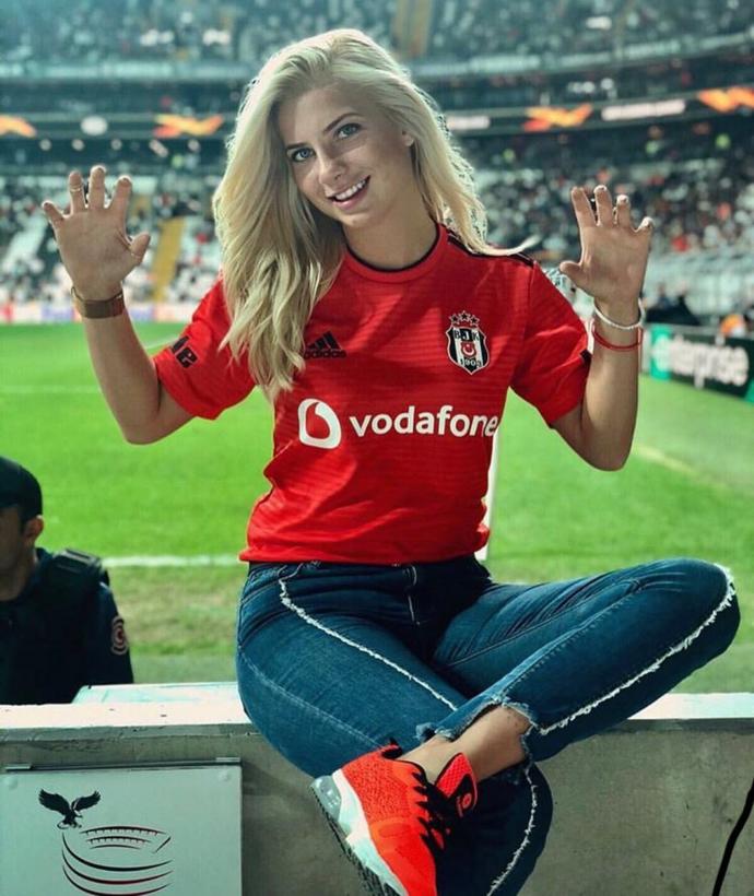 Kızlar, Türkiyede en çok kadın taraftar Beşiktaşta 🖤 düşünceleriniz neler?