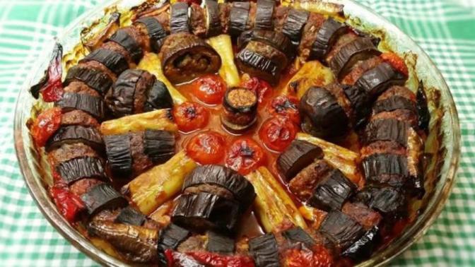 Arkadaşlar Erkek arkadaşımı Yarın akşam yemeğine davet ettim patlıcan kebabı mı yapsam Yoksa yaprak sarmasının fikir verirmisiniz?