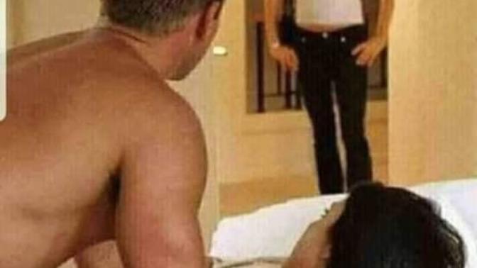 Kızlar kapıyı açtınız eşiniz bu durumda ne yapardınız? erkekler siz bu durumda ne söylersiniz?